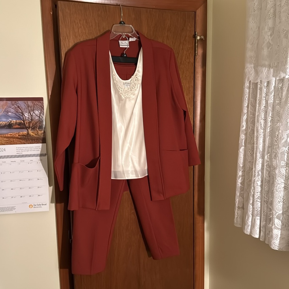 Women’s Burnt Orange 24 W Pant Suit or 3X and 3X Cream Camisole